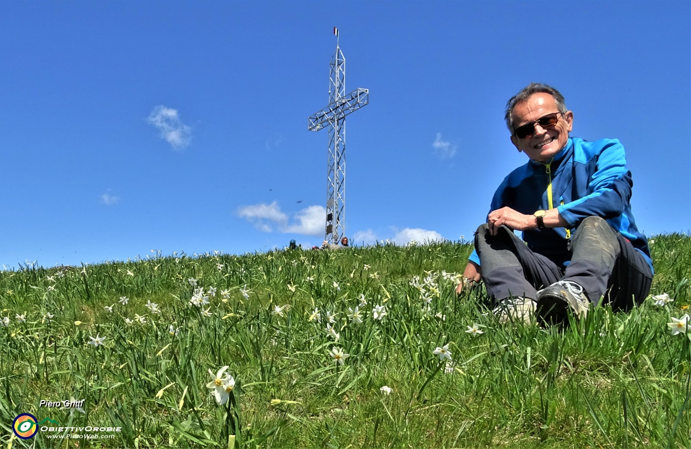 44 Alla croce di vetta del Linzone (1392 m) tra i narcisi.JPG